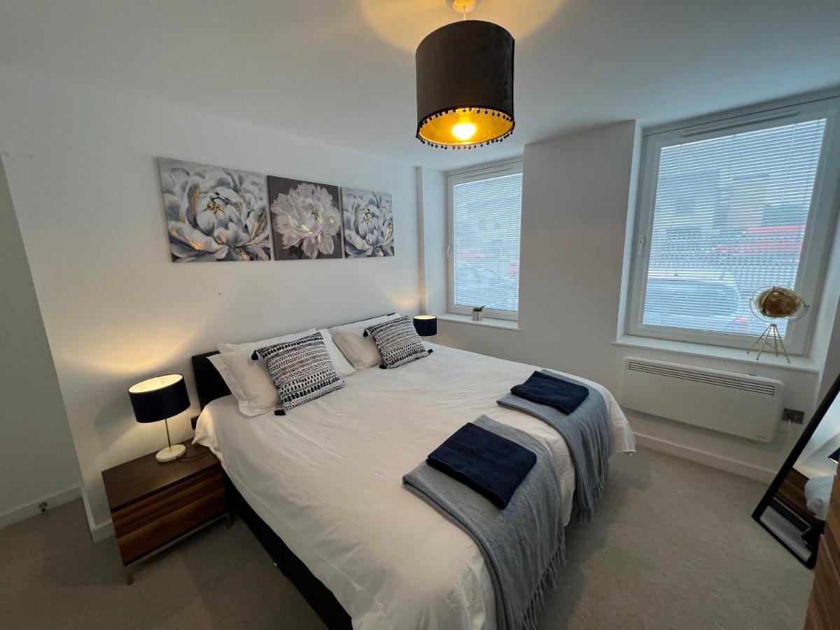 Modern 2 Bedroom Apt Sleeps 6 - Near Gloucester Ngoại thất bức ảnh