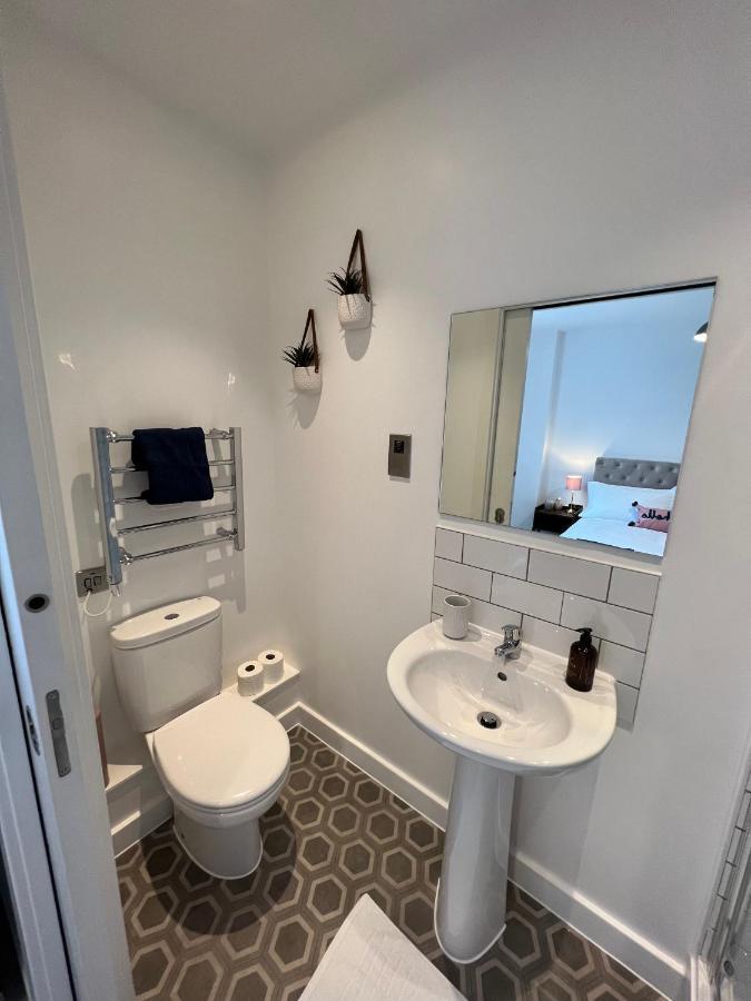 Modern 2 Bedroom Apt Sleeps 6 - Near Gloucester Ngoại thất bức ảnh