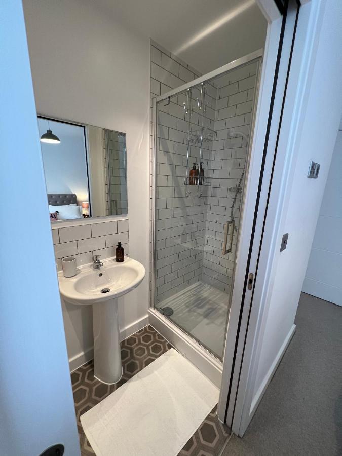 Modern 2 Bedroom Apt Sleeps 6 - Near Gloucester Ngoại thất bức ảnh